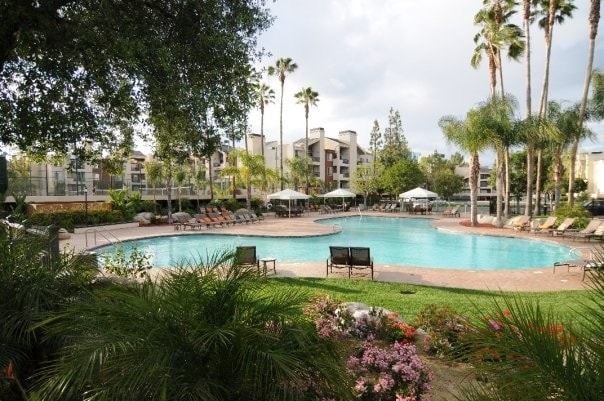 Building Photo - 5515 Canoga Ave Unit 221