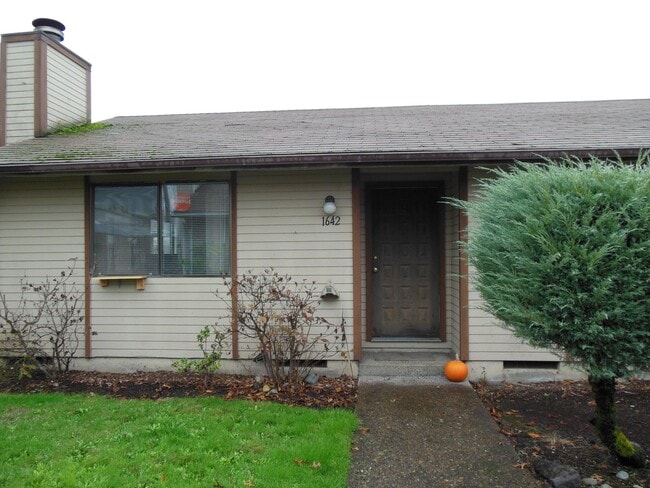 Photo - Comfortable 2 Bedroom Duplex with Garage ~... Apartamento Unidad 1642 23rd Court SE