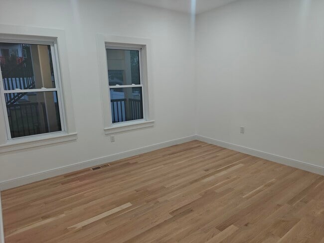 Building Photo - 262 Park Ave Unit 1