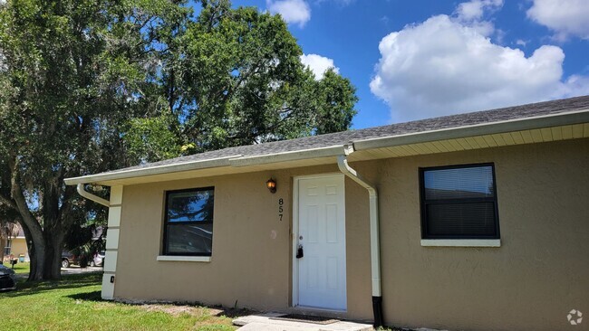 Building Photo - Annual unfurnished 2/1 half duplex in Sara... Rental