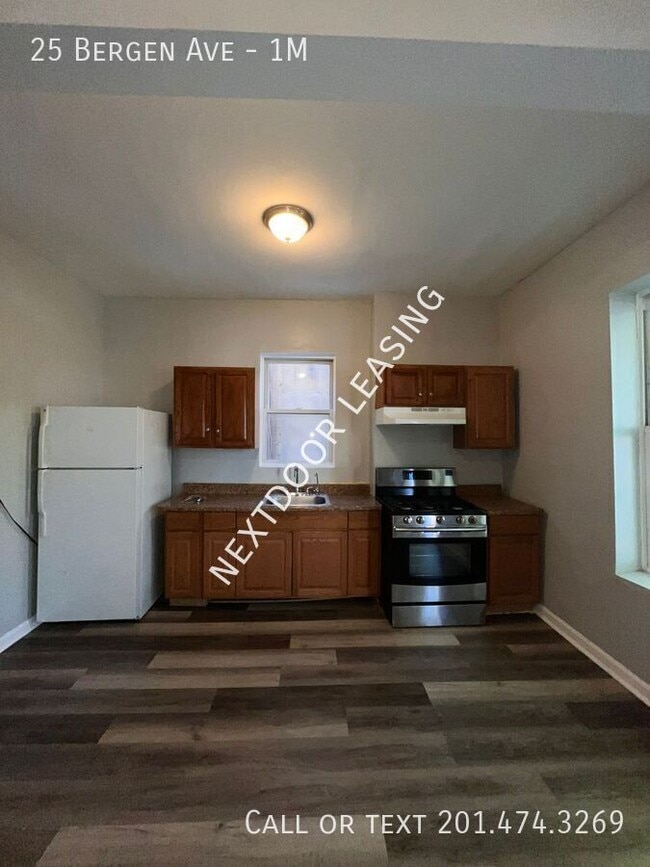 Building Photo - 25 Bergen Ave Unit 1M