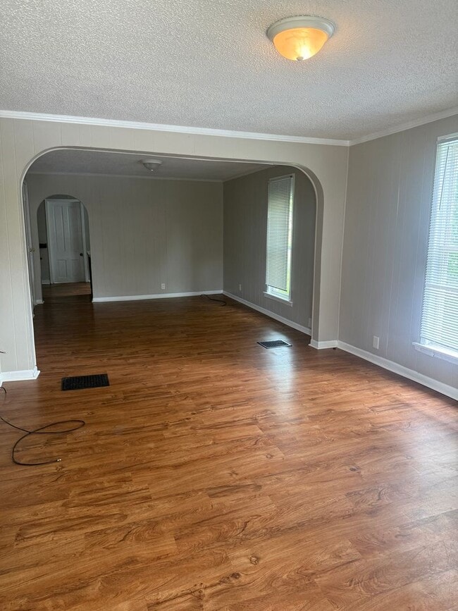 Photo - 2 Bed 1 Bath - Off Street Parking/Washer Dryer Hook Up!