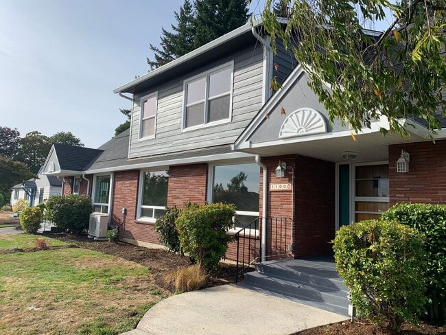 Building Photo - O1100-1106 Unit 1100