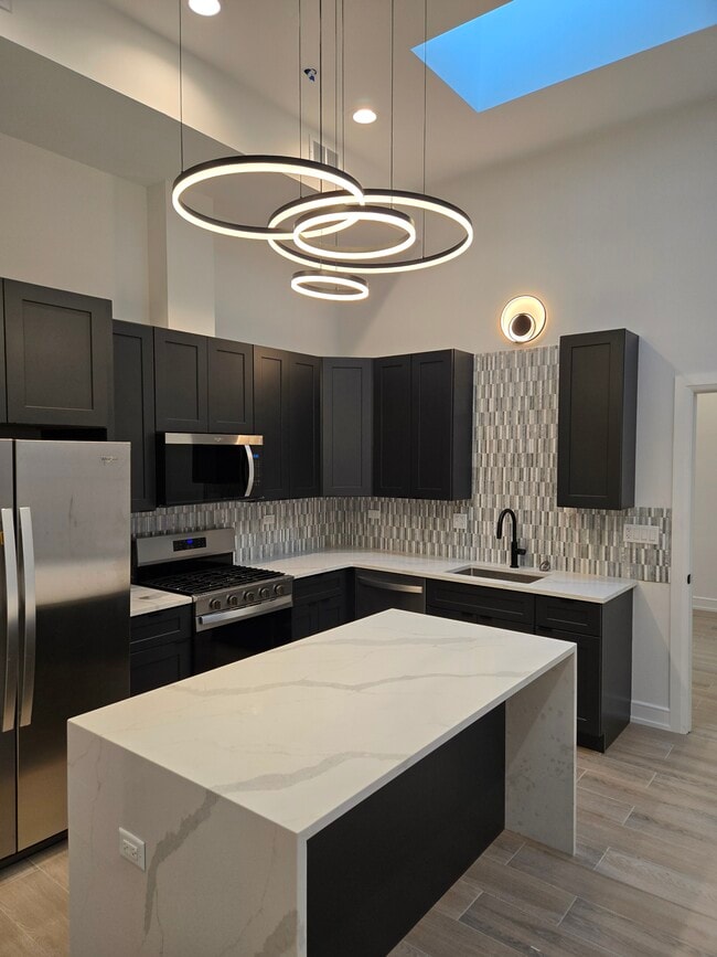 Building Photo - 2909 N Milwaukee Ave Rental