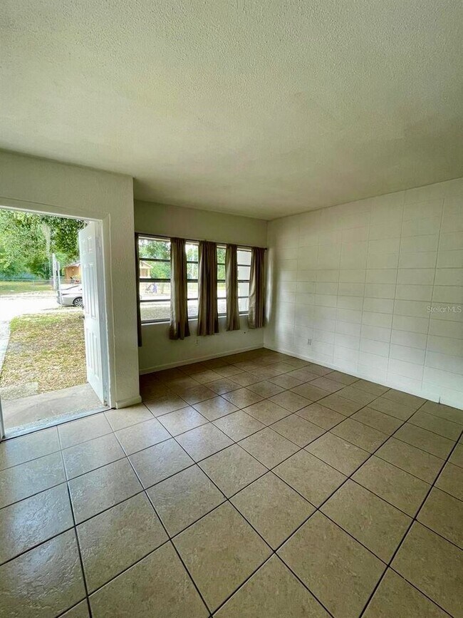 Photo - 2040 Long St