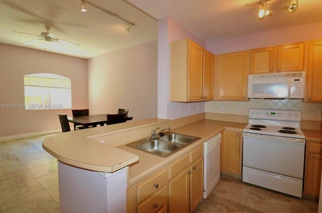 Building Photo - 6001 SW 70th St Unit 117