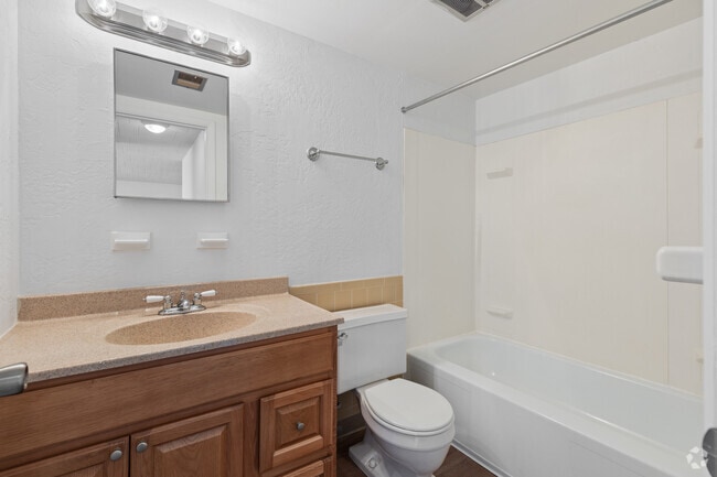 1BR, 1BA - 900SF - Bathroom