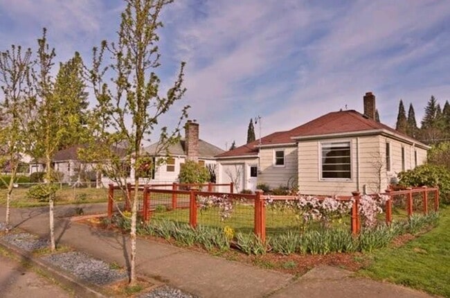 Building Photo - 8415 NE Milton St