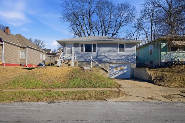Building Photo - Move-In Ready 2 Bedroom Home with Basement Garage