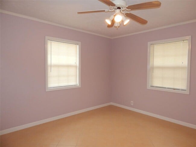 1305 Jennifer Ln