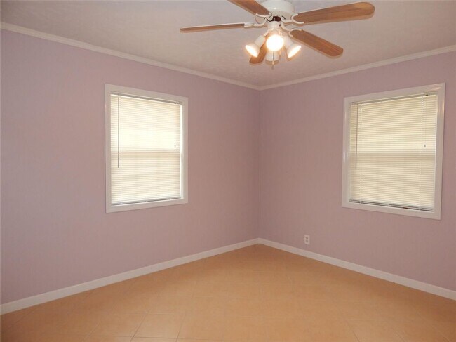 Photo - 1305 Jennifer Ln