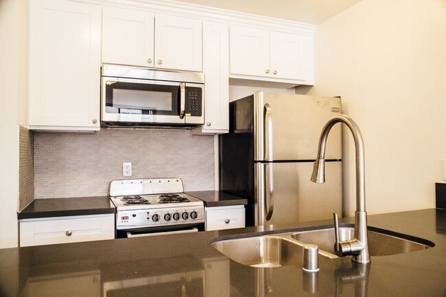 Photo - West Knoll Plaza Apartments