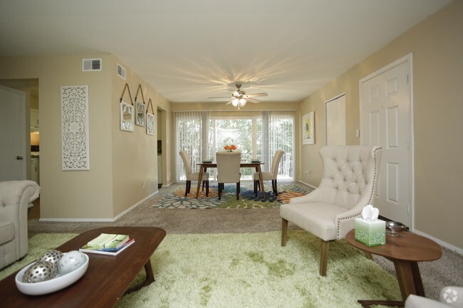 2BR, 2BA - 1025 SF