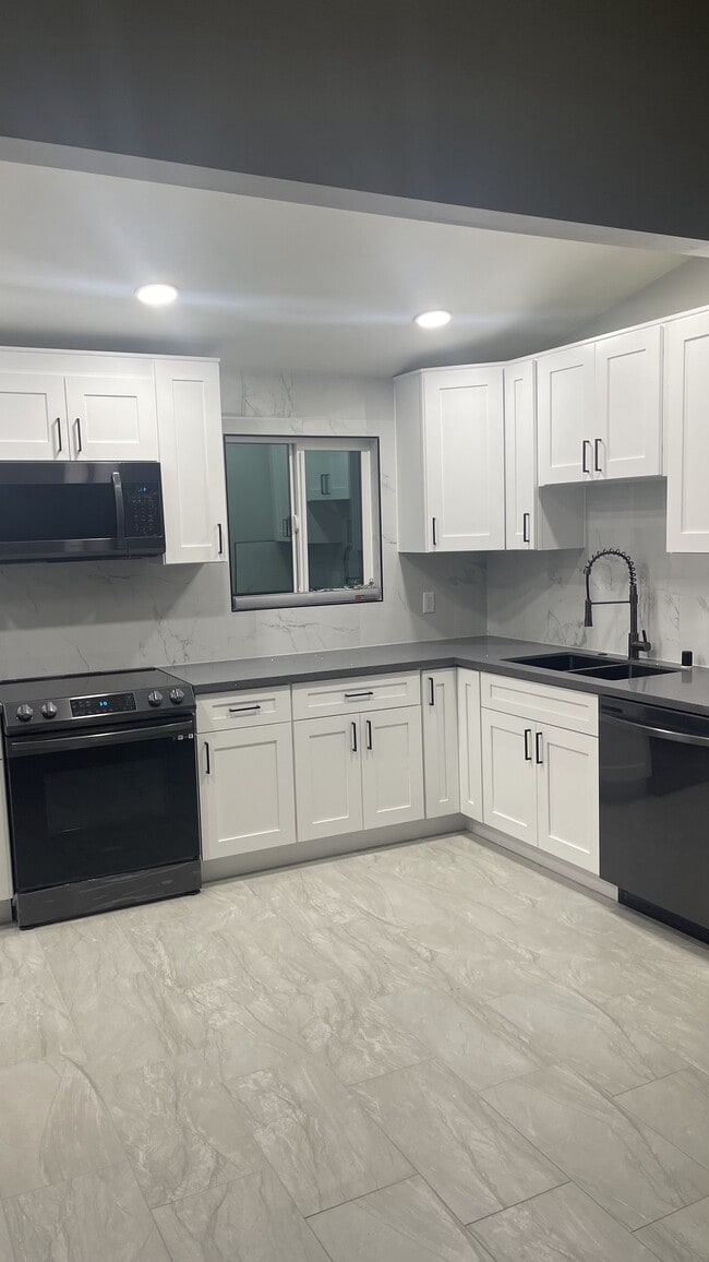 Building Photo - 1317 Marline Ave