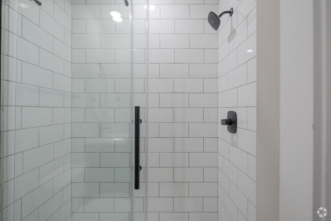 1 habitación, 1,5 baños - 750 pies cuadrados - Baño principal - The Monarch Downtown Apartamentos