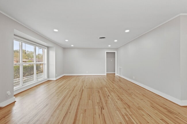 Photo - 5451 Redstart St
