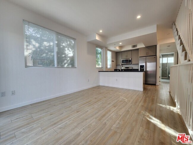 Building Photo - 1149 1/2 Fedora St Rental