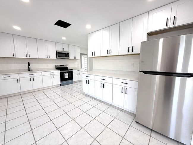 Photo - 210 W 23rd St