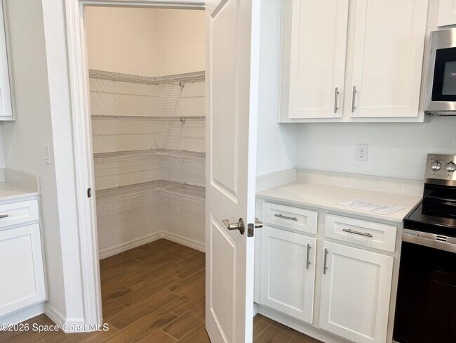 Photo - 917 Castleford Ave NE