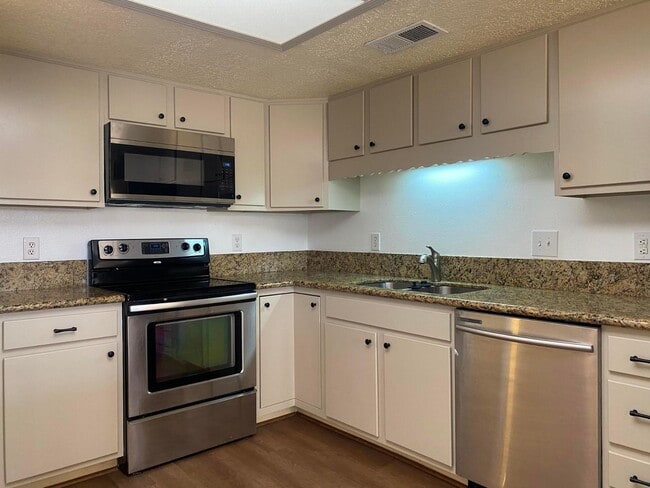 Photo - 807 Country Club Dr SE