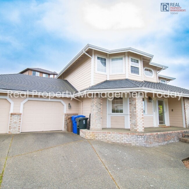 Photo - Large 4 bedroom home in Brown's Point!