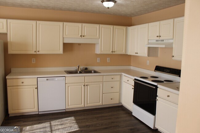 Photo - 2116 Charter Ln