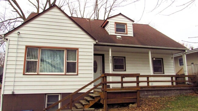 Building Photo - 722 13th Ave