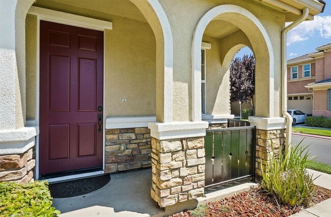 Photo - ADORABLE 4 BED/2.5 BATH TOWNHOME WITH CORNER LOT AND LARGE FENCED REAR YARD WITH PATIO