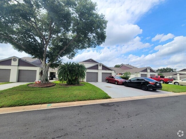 Building Photo - Spacious 3-Bed Townhome with 1st-Floor Mai...