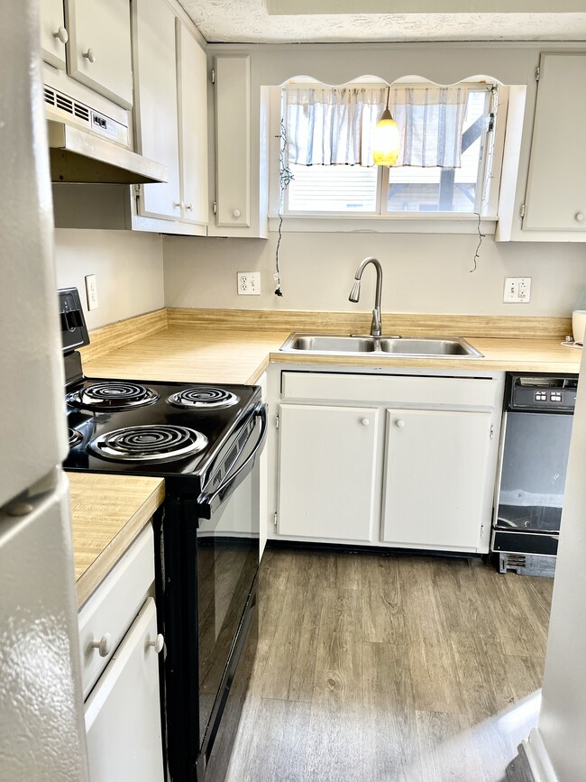 Photo - 589 Delzan Plz