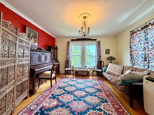 127 White St