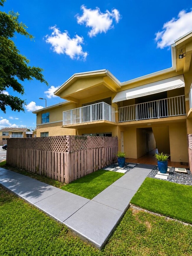Photo - 4450 NW 79th Ave Unidad 2B