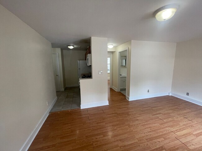 Photo - Renovated 1 bed , Sunny and Spacious, Utilities and laundry Inc Close to train 1 free Month
