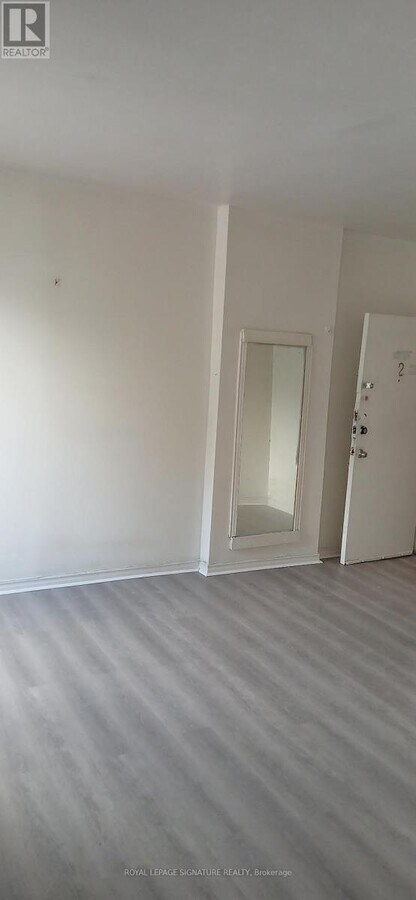 Photo - 954 Danforth Ave