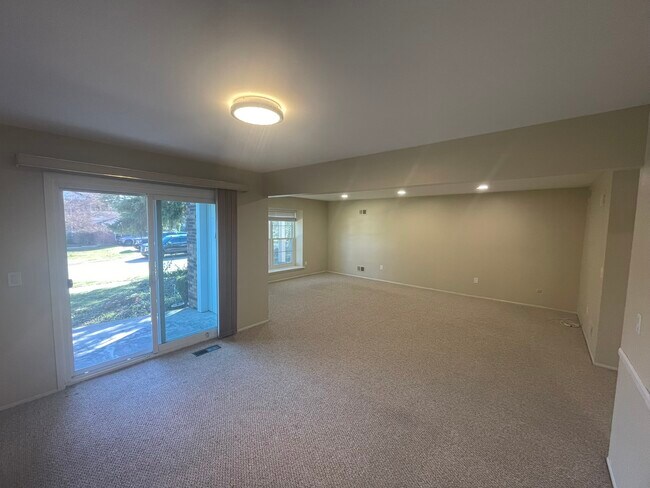Photo - 30975 Pointe of Woods Dr Apartment Unit 4