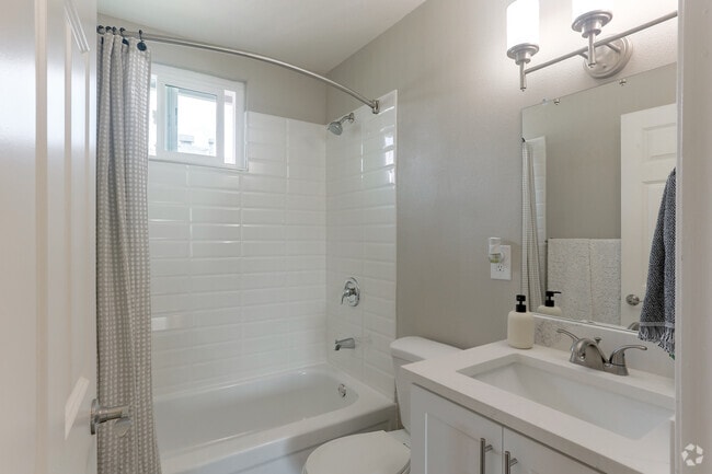 2BR, 1BA - 835SF - Bathroom