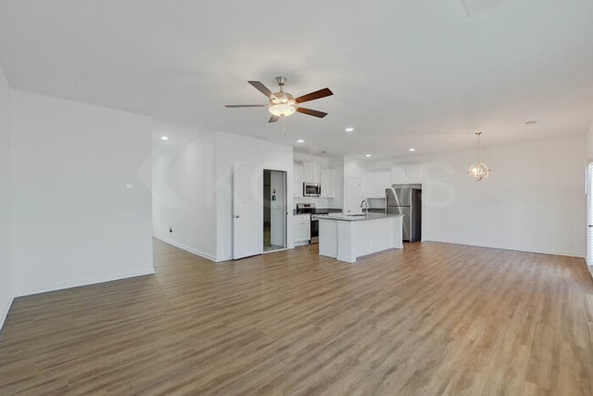 Photo - 111 English Oak Ln