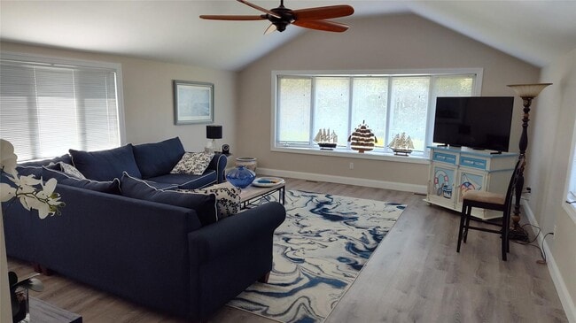 Photo - 1 Washington Ave E