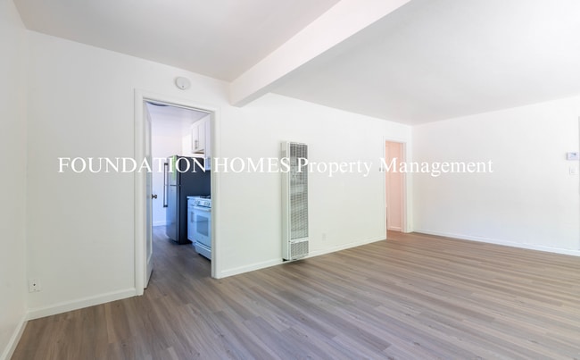 Photo - Bright & Spacious 2BD/1BA Upper-Level Dupl... Casa