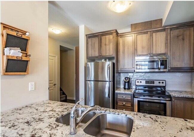 Photo - Gorgeous TownHouse in Ancaster