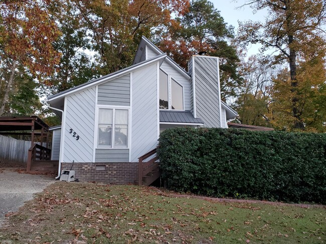 Beautiful contemporary home with high ceil... - Beautiful contemporary home with high ceil...