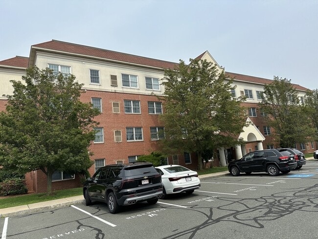 Building Photo - 20 Heaths Ct Unit #309