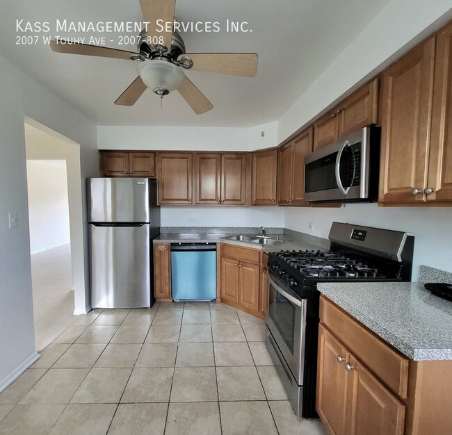 Building Photo - 2007 W Touhy Ave Unit 2007-308
