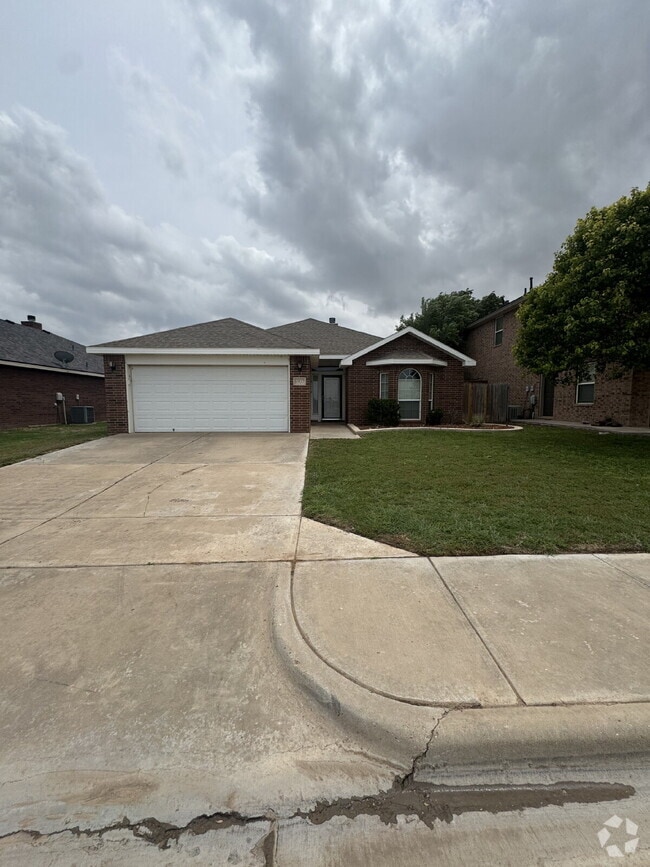 Building Photo - House Located Minutes From W. Loop 289 Acc...