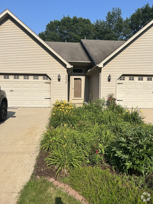 Building Photo - 3256 Maple Grv Rental