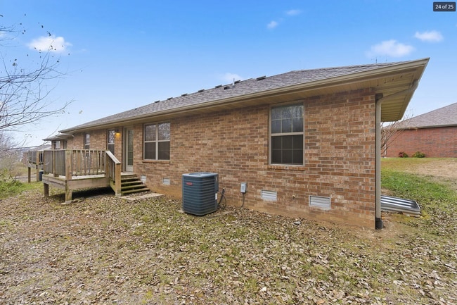 Building Photo - 3 bedroom 2 bathroom 2 car garage AVAILABLE NOW