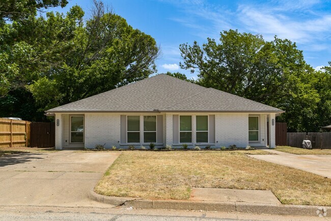 Building Photo - AVAILABLE NOW! Updated 2 Bedroom 1.5 Bath ... Rental