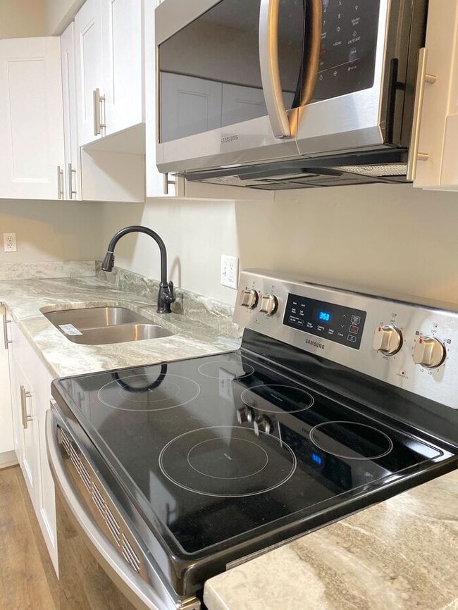 Photo - STUNNING 3 BEDROOM END UNIT TOWNHOUSE just off gate of Little Creek!!