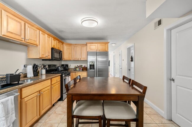 Building Photo - 93 Kilsyth Rd Unit #1 Rental