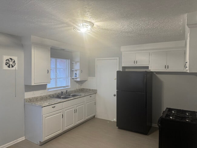 Photo - 5500 Chalmers St